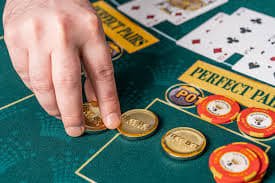 sio2 togel Lightning Roulette wheel with highlighted lightning numbers and multipliers